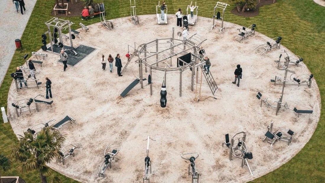 Luftaufnahme einer runden Outdoor-Fitnessanlage in einem Park